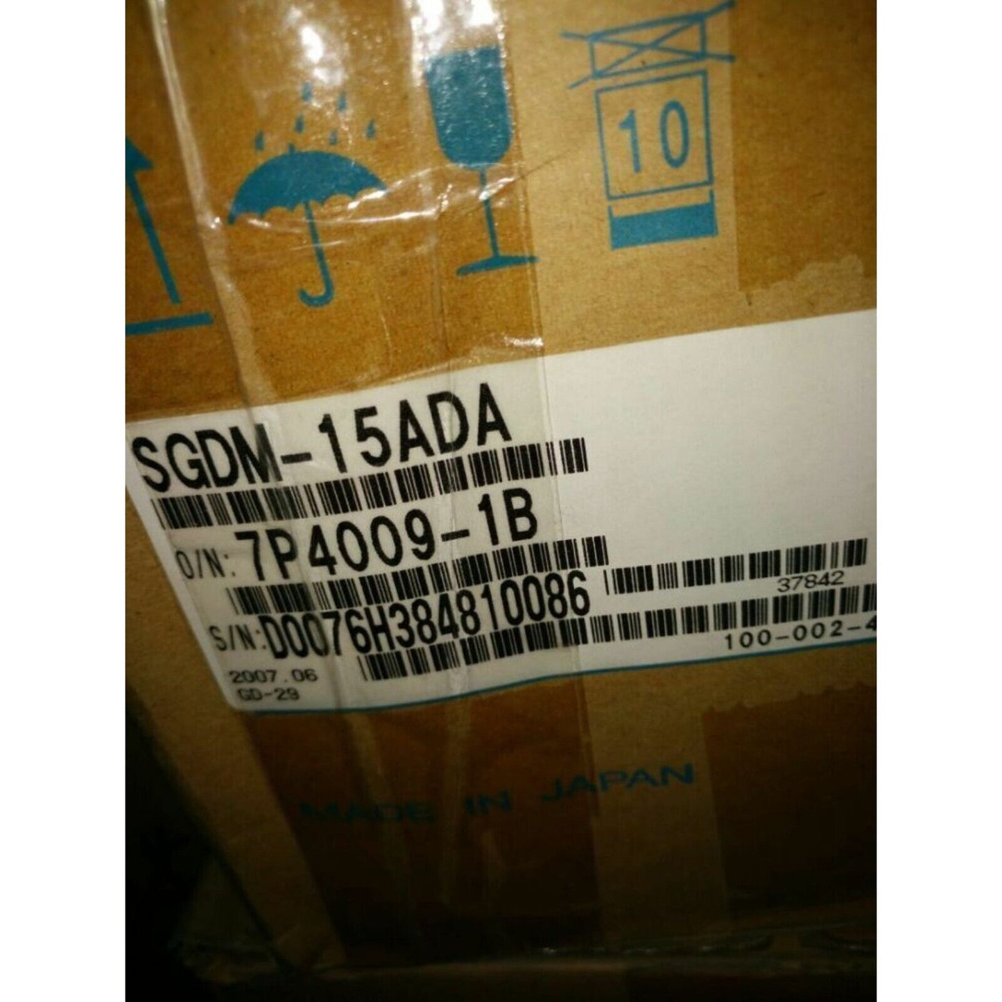 Yaskawa SGDM-15ADA servo drive box label, Made in Japan, with part number and serial number details.