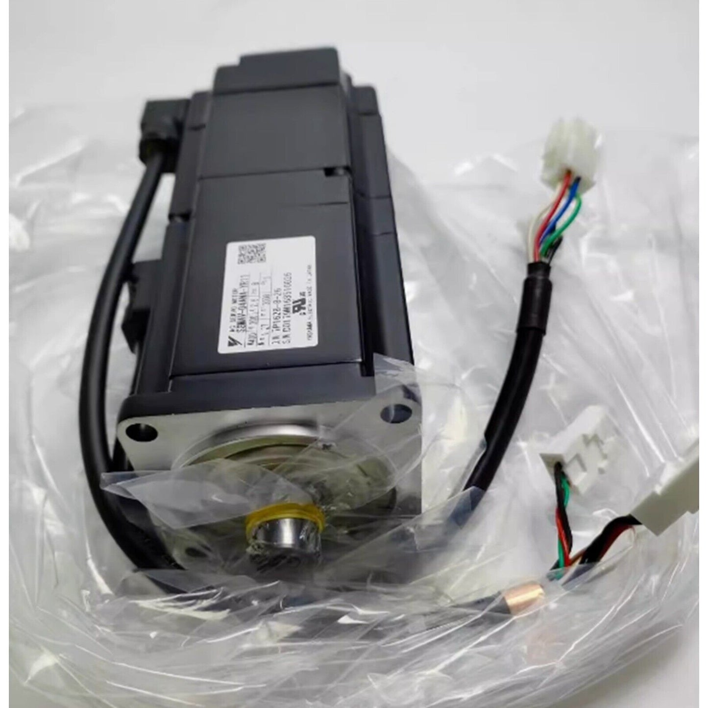 YASKAWA SGMAV-04ANA-YR11 servo motor, black and silver with wiring, industrial automation part in clear packaging