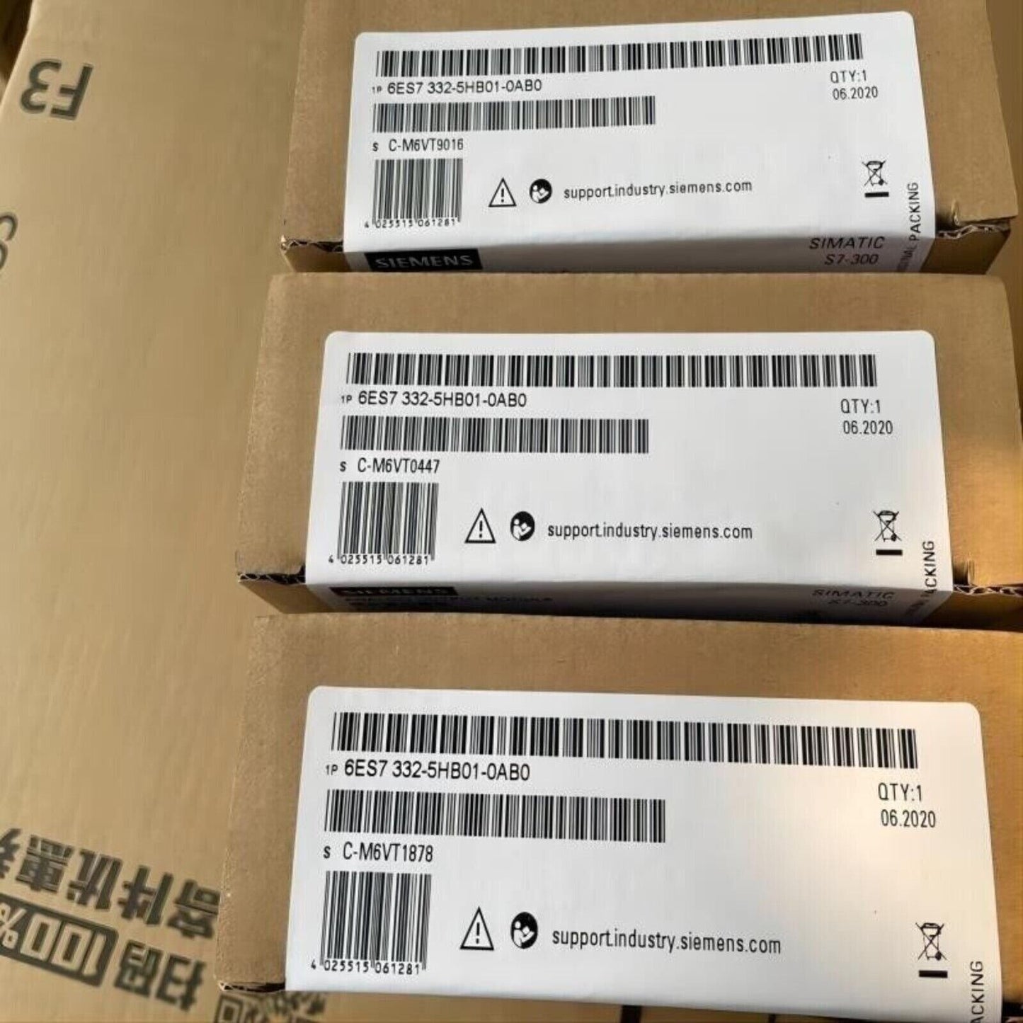 Siemens S7-300 analog output module 6ES7332-5HB01-0AB0 packaging. Ready for shipping, with product code and support info.