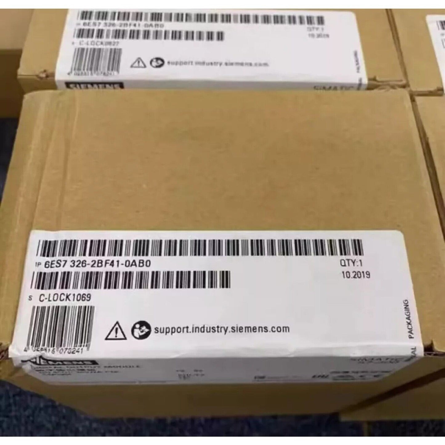 Siemens S7 Digital Output Module 6ES7326-2BF41-0AB0 packaging, industrial automation part with label details.