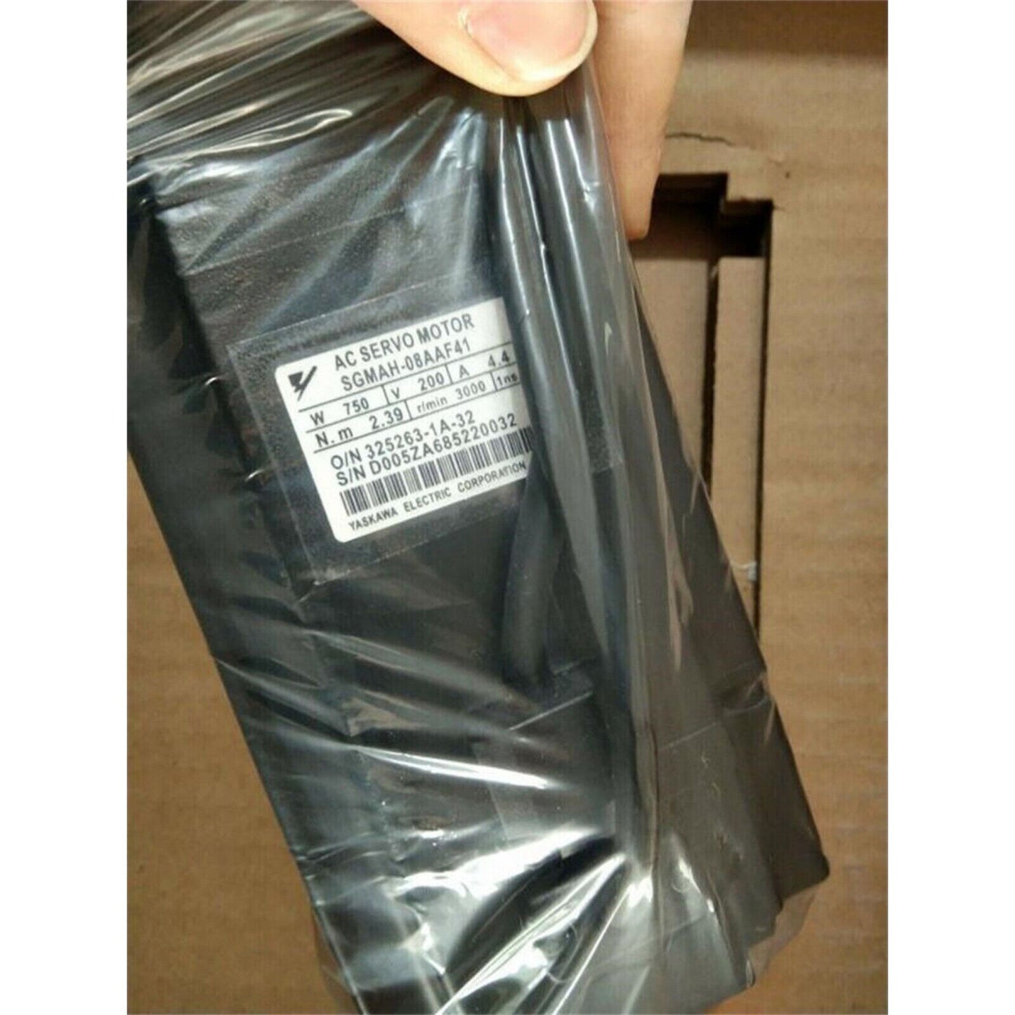 Yaskawa SGMAH-08AAF41 AC servo motor in packaging. Featuring product details like model, serial number and specifications.