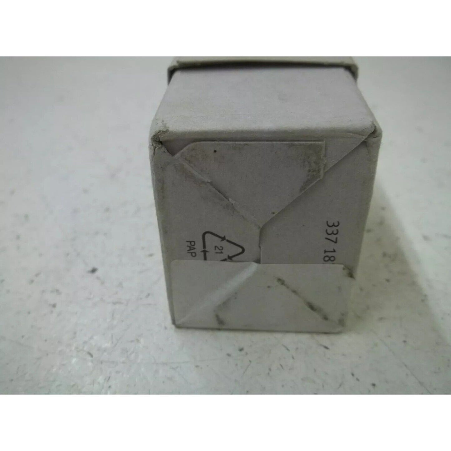 Festo ADVU-25-5-P-A Short-Stroke Cylinder packaging, white cardboard box with recycling symbols and product code.