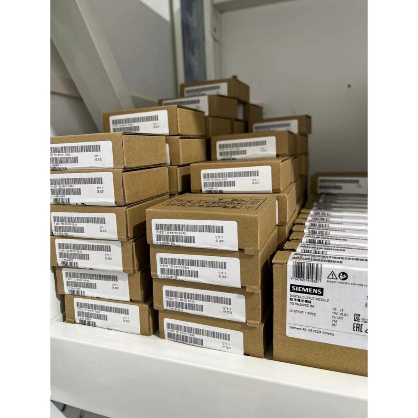 Siemens SIMATIC ET 200SP digital output modules in boxes, 6ES7 132-6BH01-0BA0. Industrial automation parts.