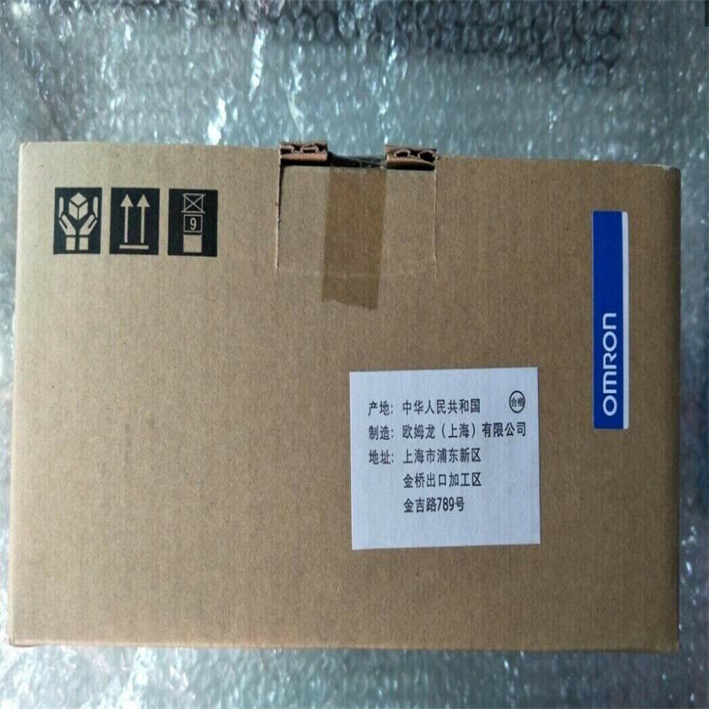 Omron R88D-1SN15H-ECT Servo Driver in brown cardboard box. Includes shipping labels and OMRON branding.