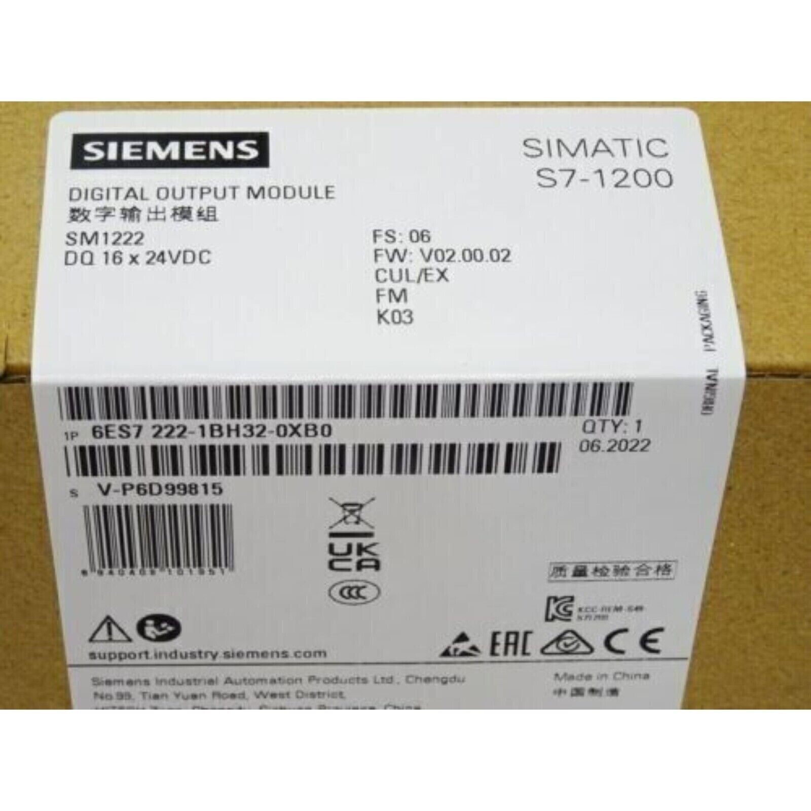 SIMATIC S7-1200 digital output module 6ES7222-1BH32-0XB0 packaging. 24VDC output for industrial automation systems.