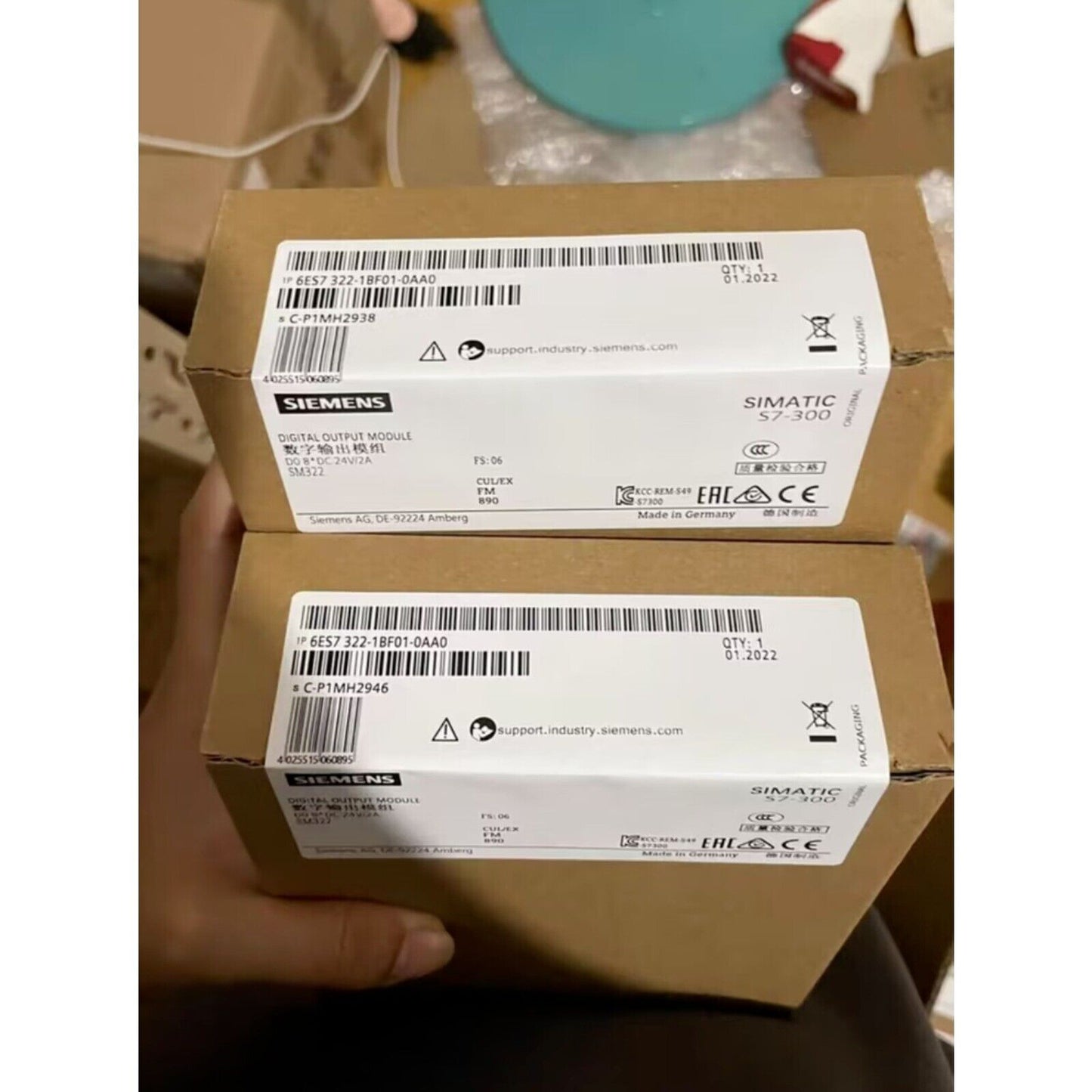 Siemens SIMATIC S7-300 digital output module boxes, 6ES7322-1BF01-0AA0, 24V DC, industrial automation parts.