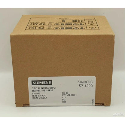 Siemens SIMATIC S7-1200 SM1223 Digital I/O module box. 16 DI, 16 DQ relay.