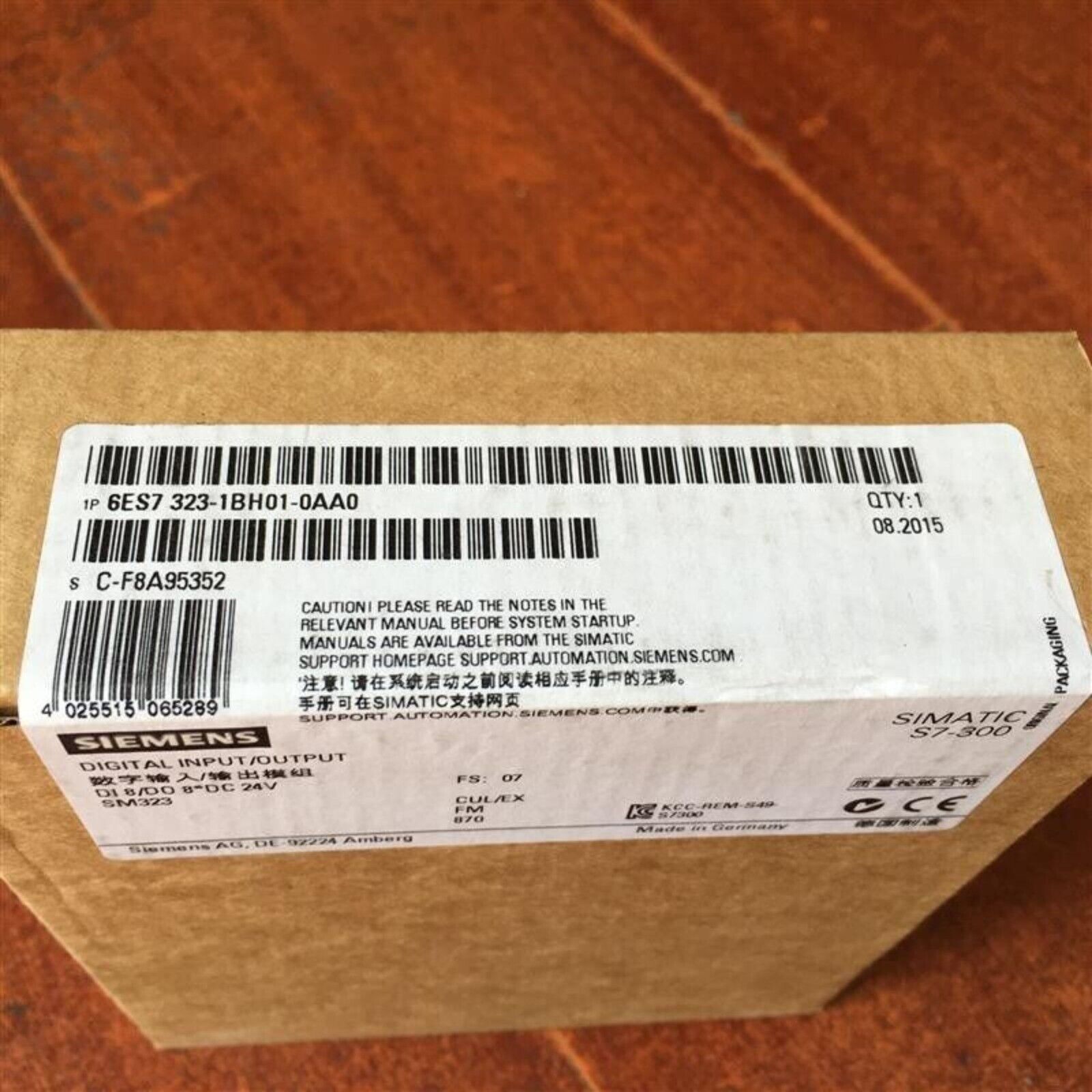 SIMATIC S7-300 digital input module 6ES7323-1BH01-0AA0 packaging, Siemens automation part, 24V DC input, made in Germany.