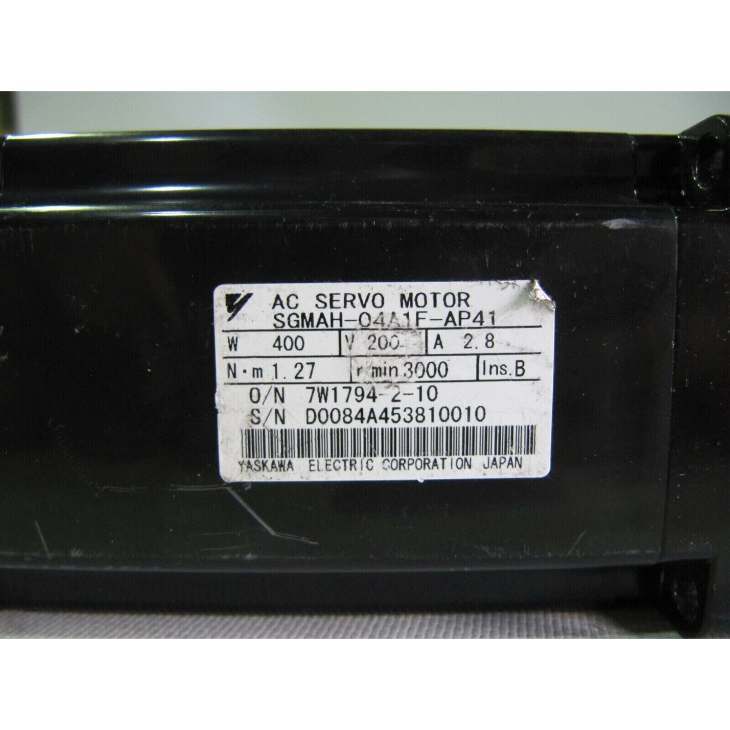Yaskawa SGMAH-04A1F-AP41 AC Servo Motor Label, 200V 3000RPM 2.8A, black housing, industrial automation part