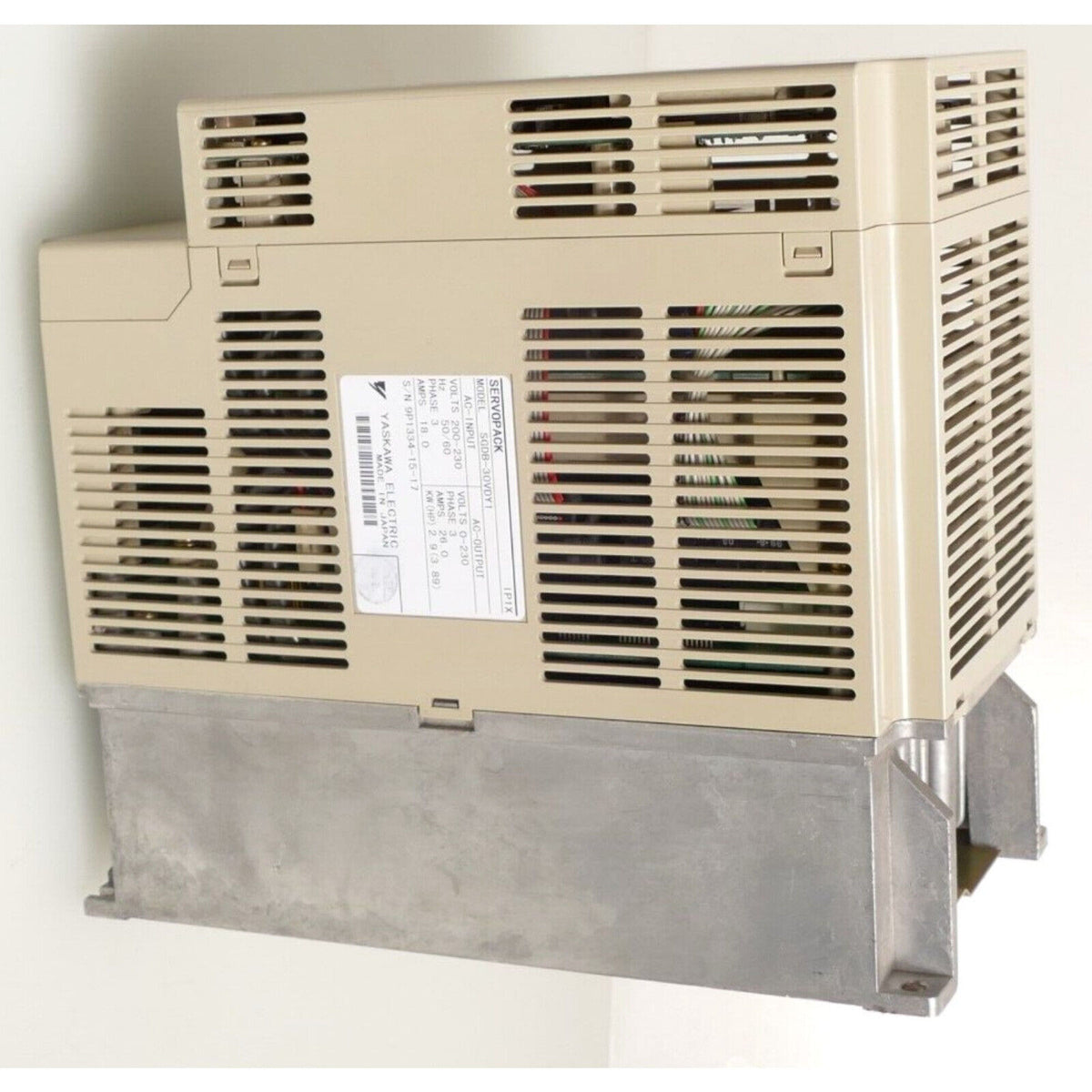 Yaskawa Electric Servopack SGDB-30VDY1 servo drive, beige and silver casing, IP1X, industrial automation part.