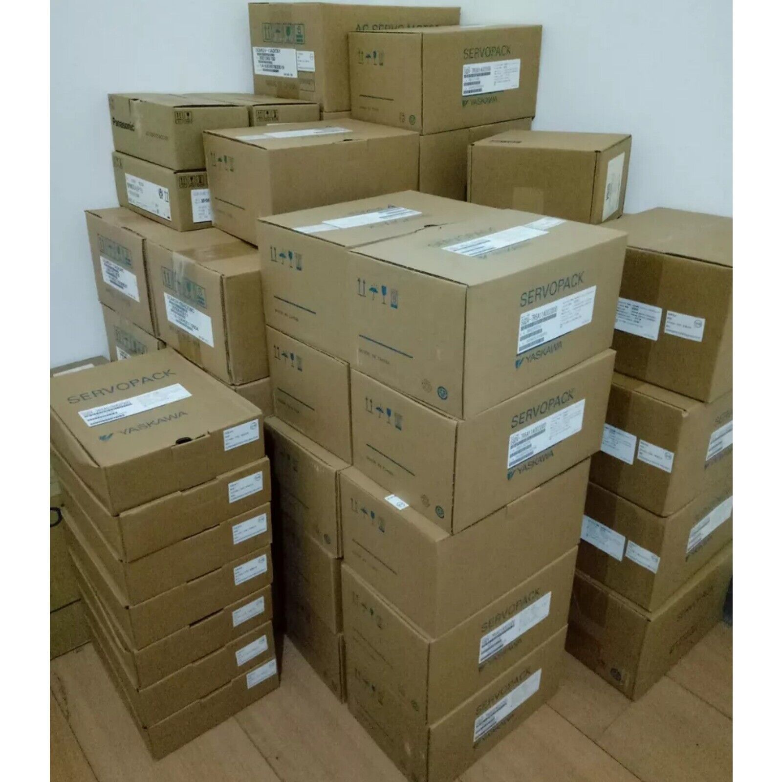 YASKAWA SERVOPACK servo drive units in boxes, industrial automation parts