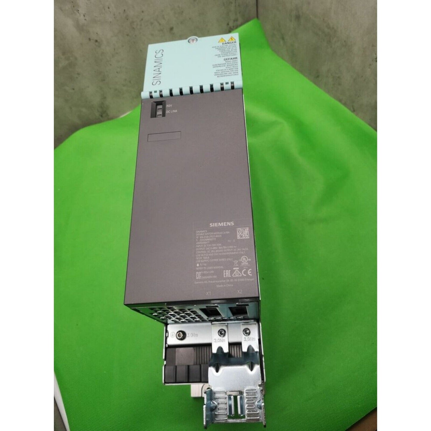 Siemens SINAMICS S120 Single Motor Module, gray industrial automation part on green background, 3.0Nm