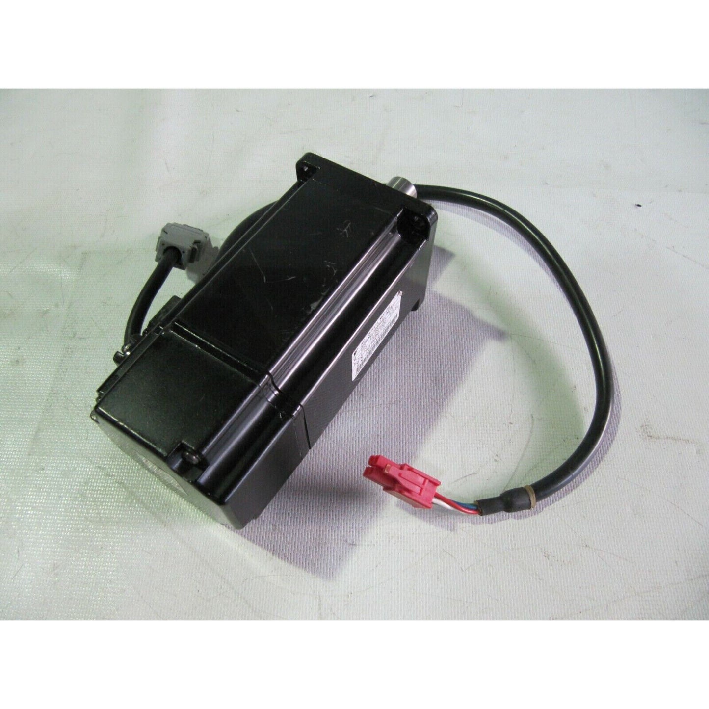 Yaskawa SGMAH-04A1F-AP41 AC Servo Motor, black housing, with connectors and cable.
