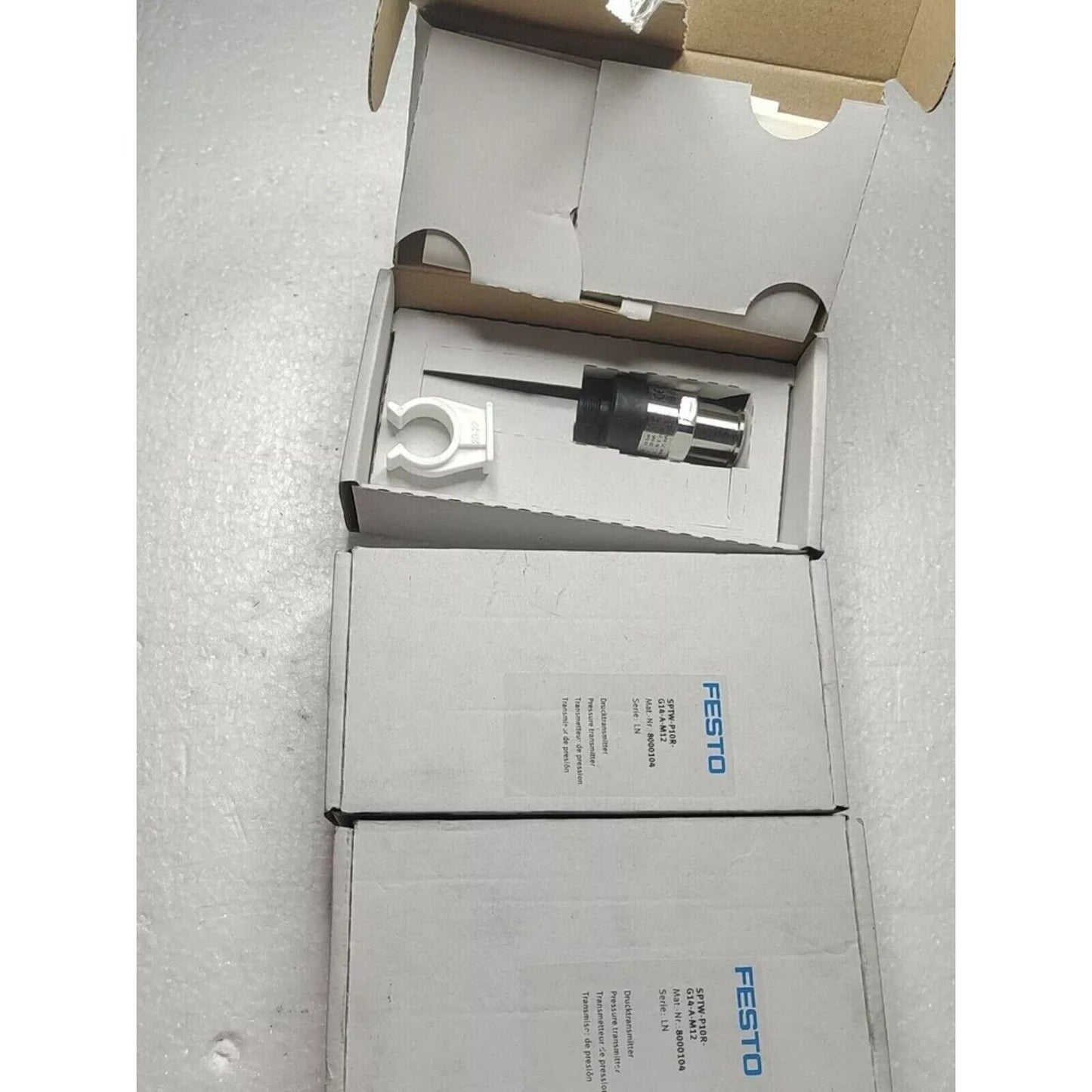 Festo SPTW-P10R-G14-A-M12 pressure transmitter in box with bracket, industrial automation sensor