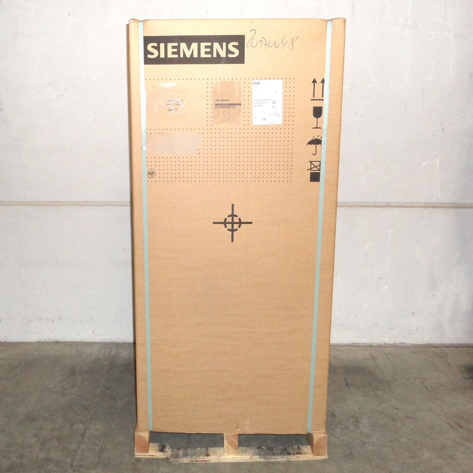 Siemens S120 Single Motor Module shipping box on a pallet, industrial part packaging, model 6SL3320-1TE32-1AA3.