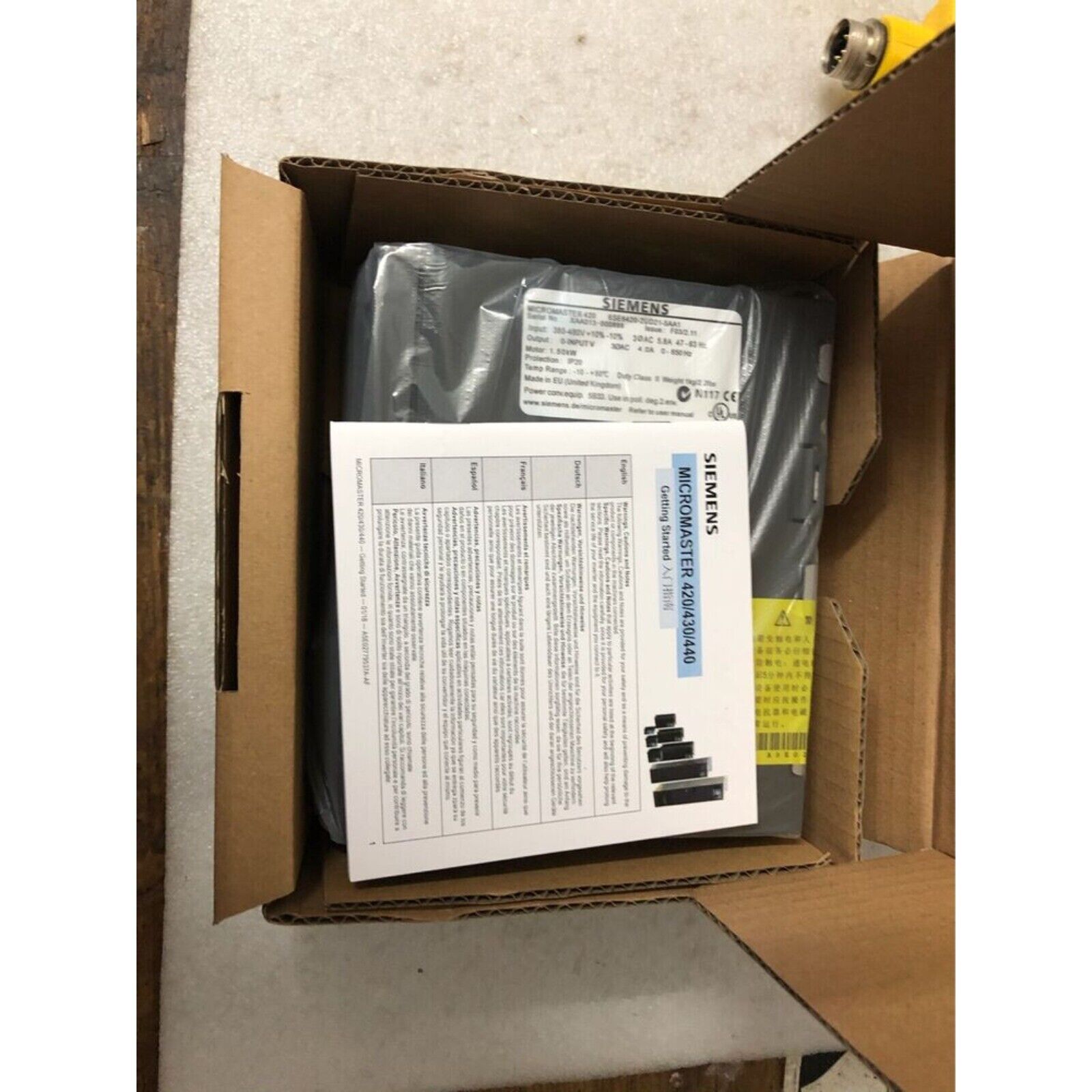 Siemens MICROMASTER 420 frequency inverter control unit in box, industrial automation equipment, with documentation.