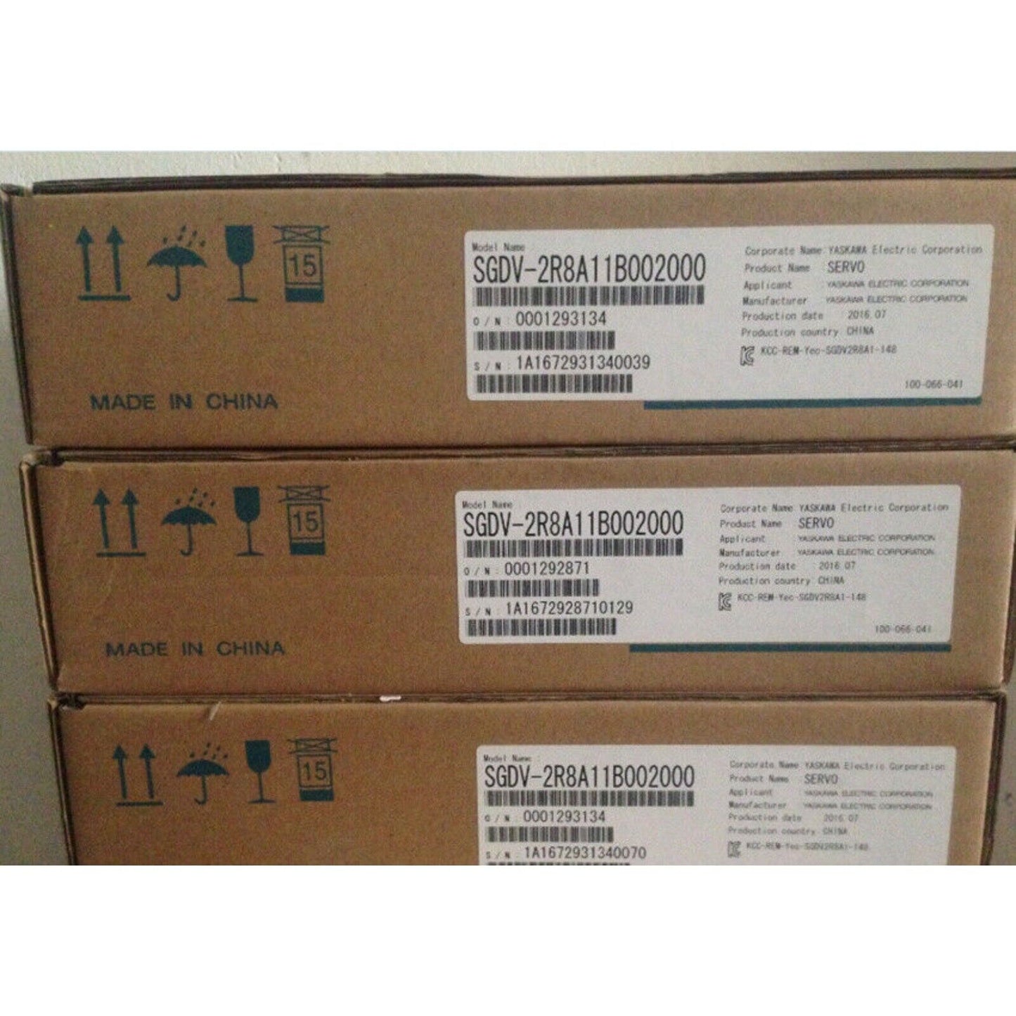YASKAWA SGDV-2R8A11B002000 Servo Drive Boxes, featuring model number and serial number details