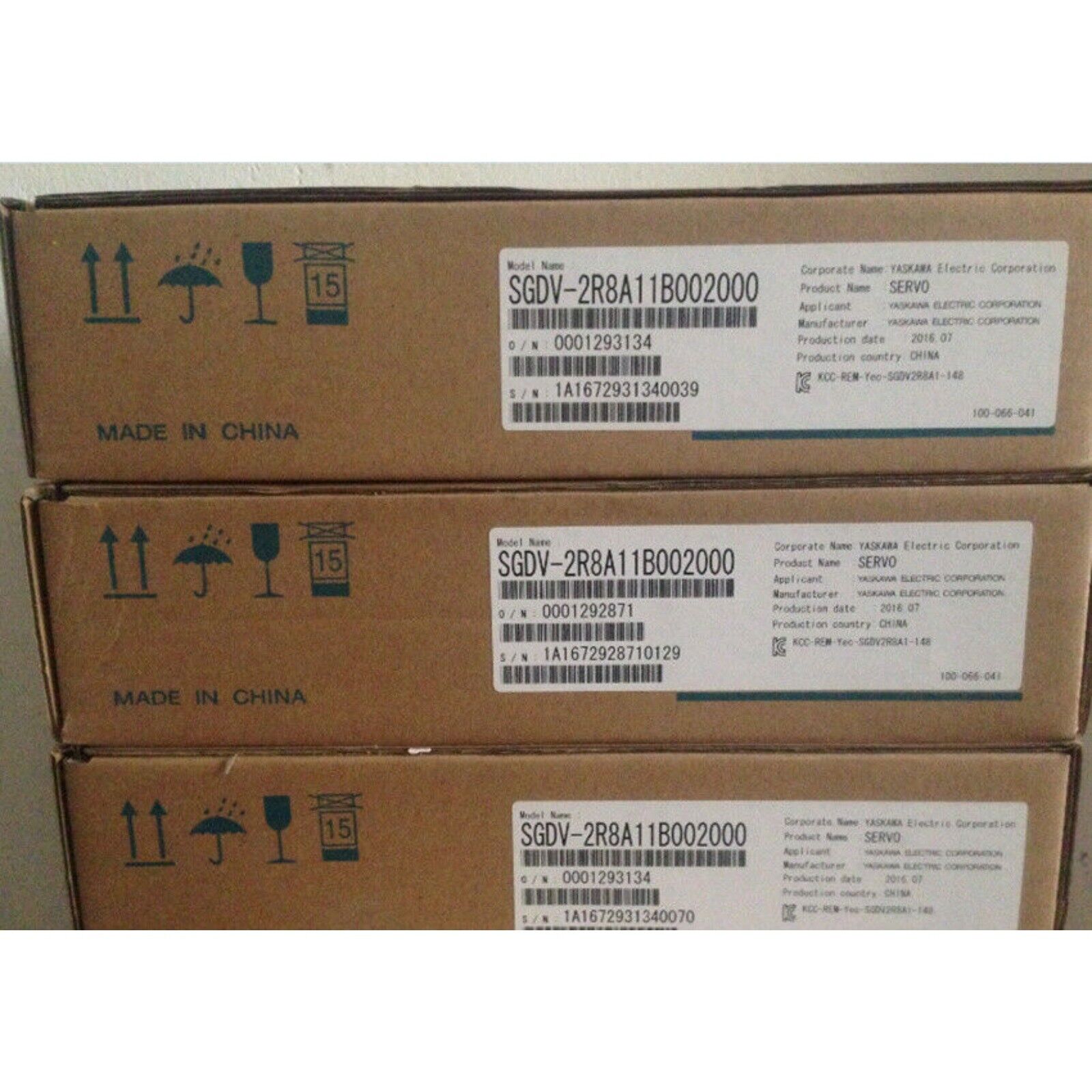 YASKAWA SGDV-2R8A11B002000 Servo Drive Boxes, featuring model number and serial number details