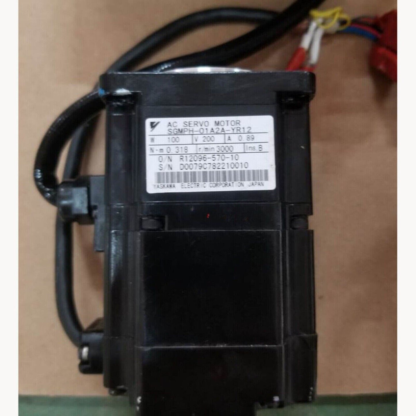 YASKAWA SGMPH-01A2A-YR12 AC Servo Motor, black industrial equipment, new part, expedited shipping