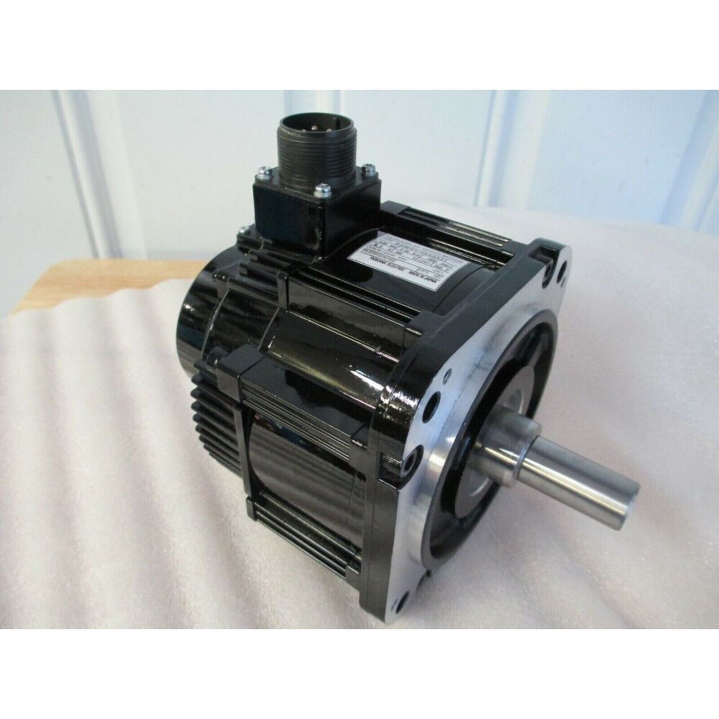 YASKAWA SGMGV-09A3A21 servo motor, black and silver industrial automation part. Servo motor for sale.