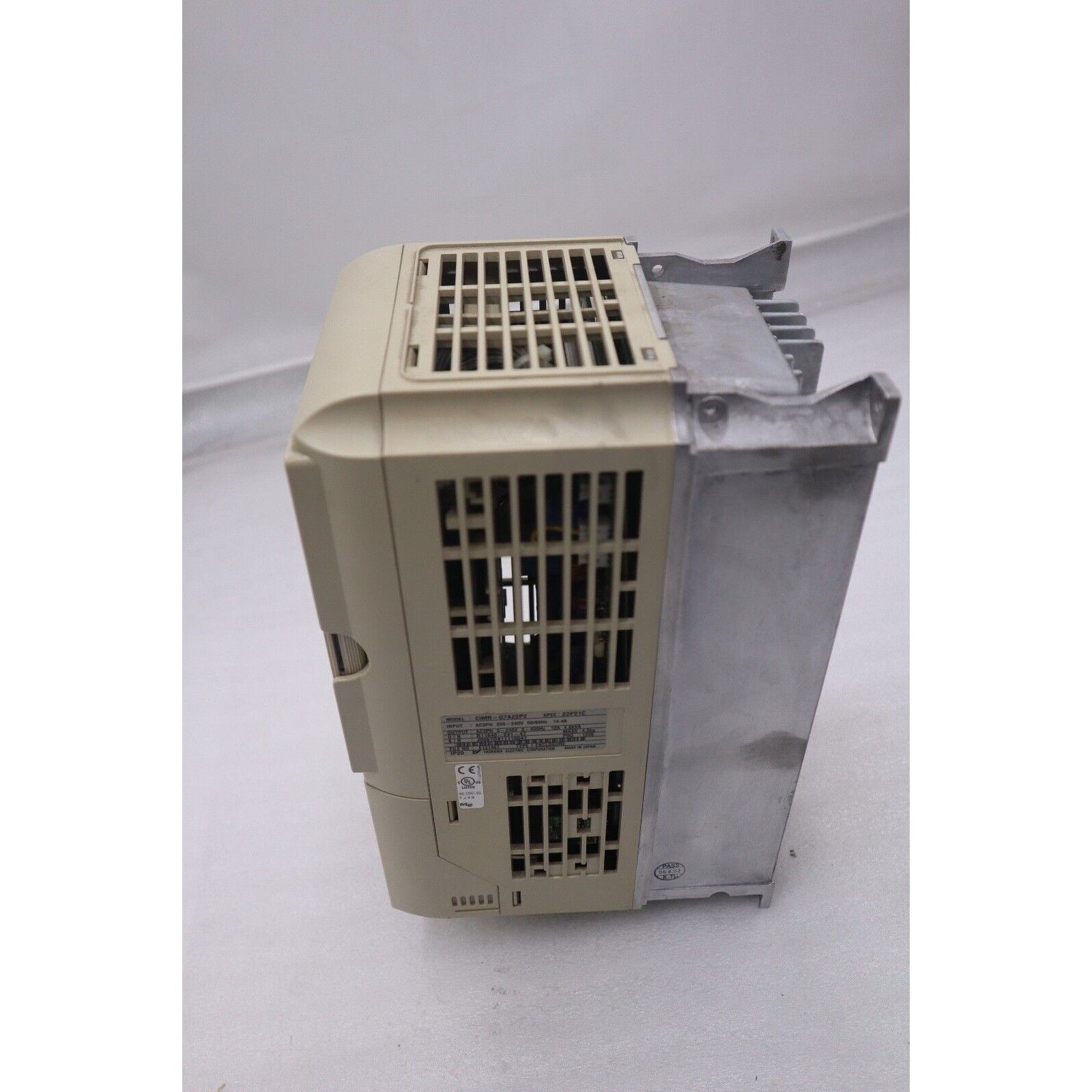 Yaskawa G7 Drive CIMR-G7A22P2 Inverter, beige housing with ventilation, industrial automation part for 3PH/230V/3HP.