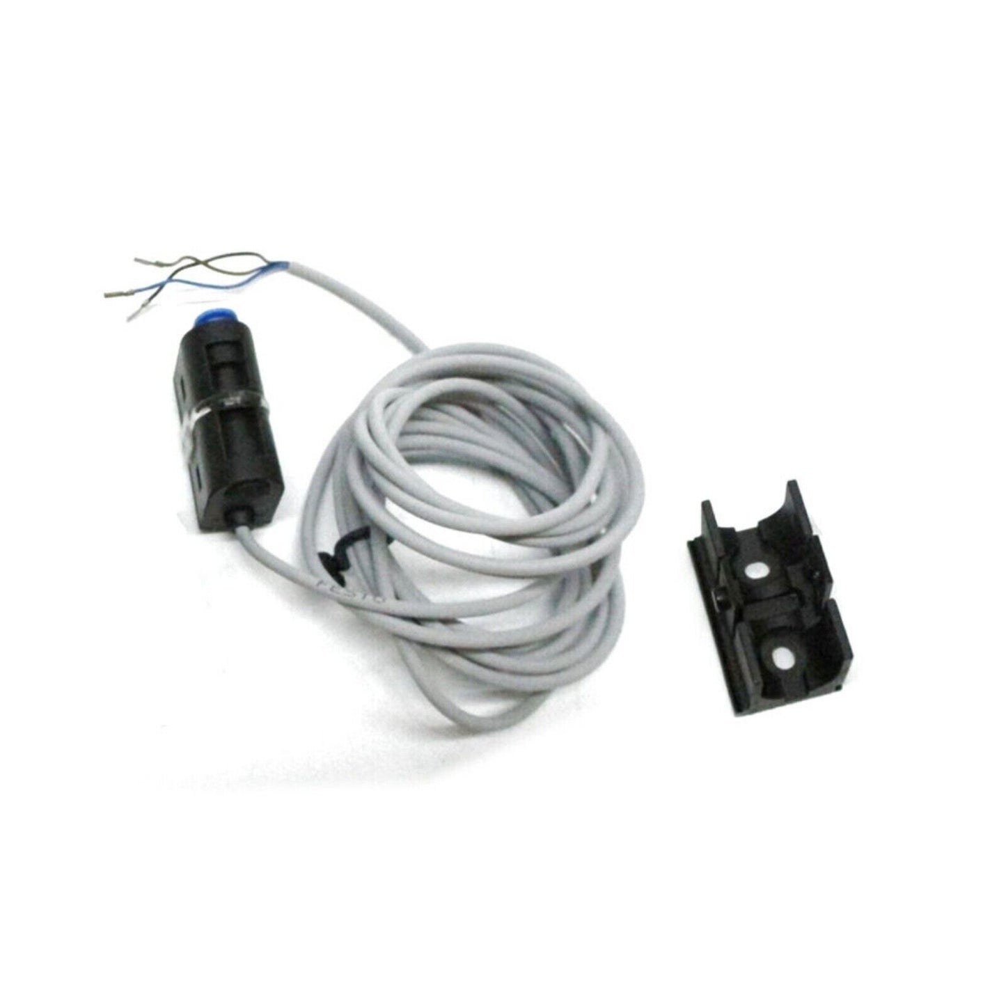 Festo SDE5-D10-O-Q6E-P-K pressure sensor with cable and bracket