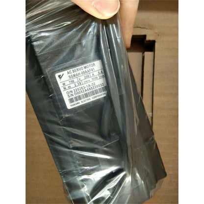 Yaskawa SGMAH-08AAF41 AC servo motor in packaging. Featuring product details like model, serial number and specifications.