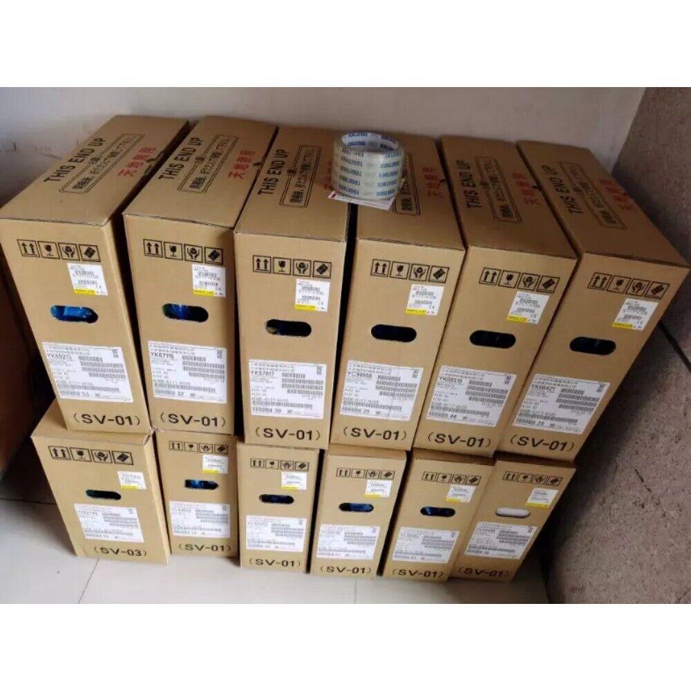 FANUC servo motor boxes with "THIS END UP" and "天地無用" labels, ready for expedited shipping.