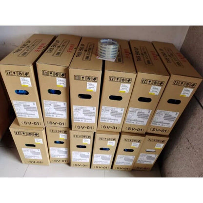 FANUC servo motor boxes with "THIS END UP" and "天地無用" labels, ready for expedited shipping.