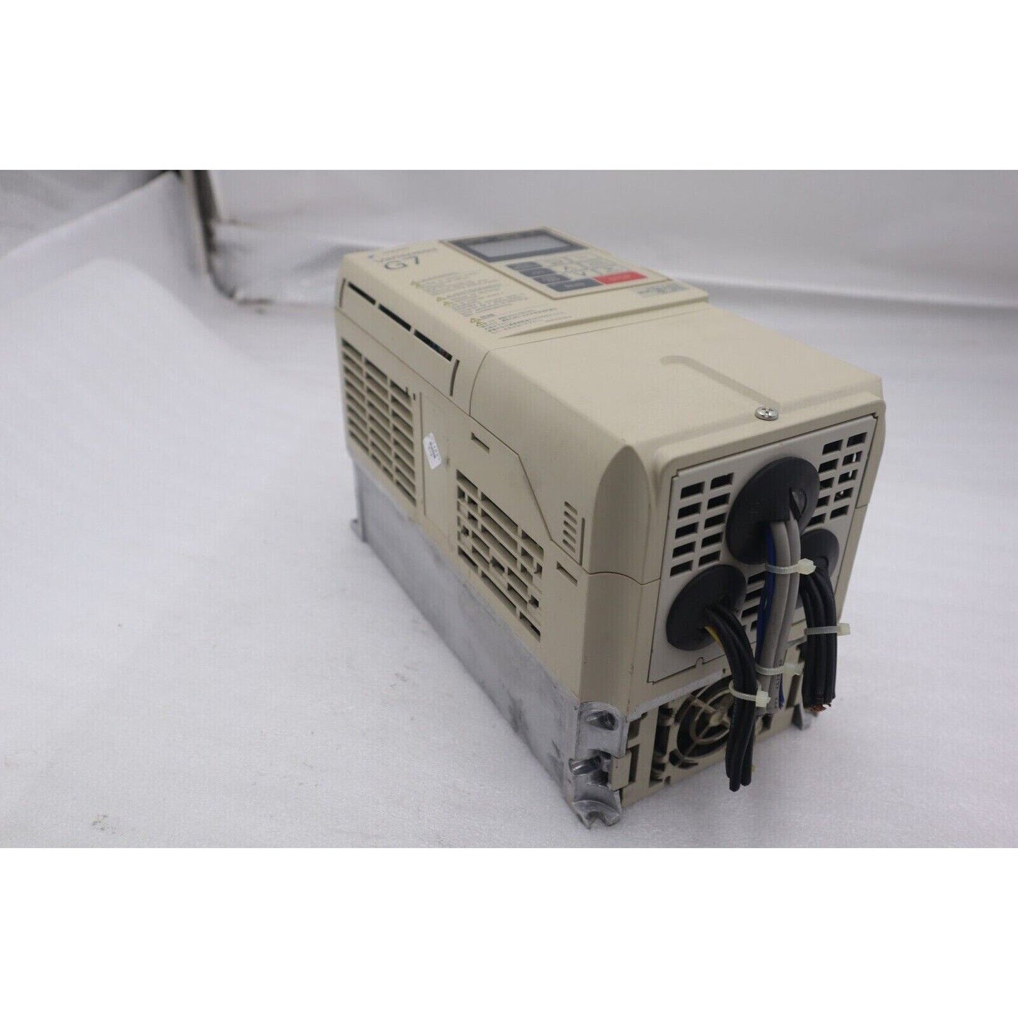 Yaskawa G7 Drive CIMR-G7A22P2 Inverter, beige housing, industrial automation part.
