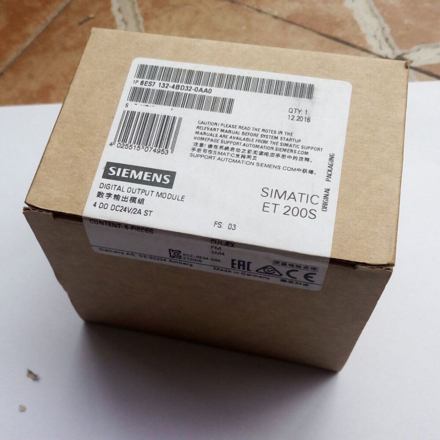 Siemens SIMATIC ET 200S digital output module in original packaging, industrial automation part, 4 DO DC24V/2A ST