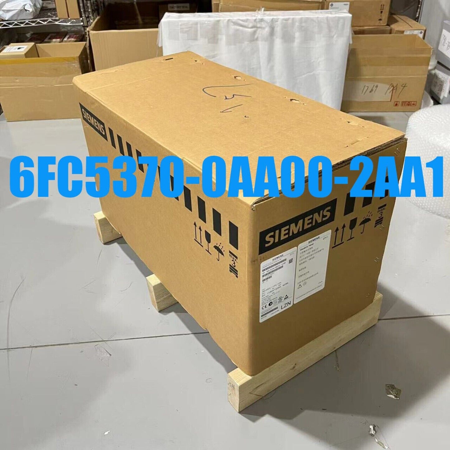 Siemens 6FC5370-0AA00-2AA1 CNC operator panel packaging. Brown box, industrial automation part on pallet.