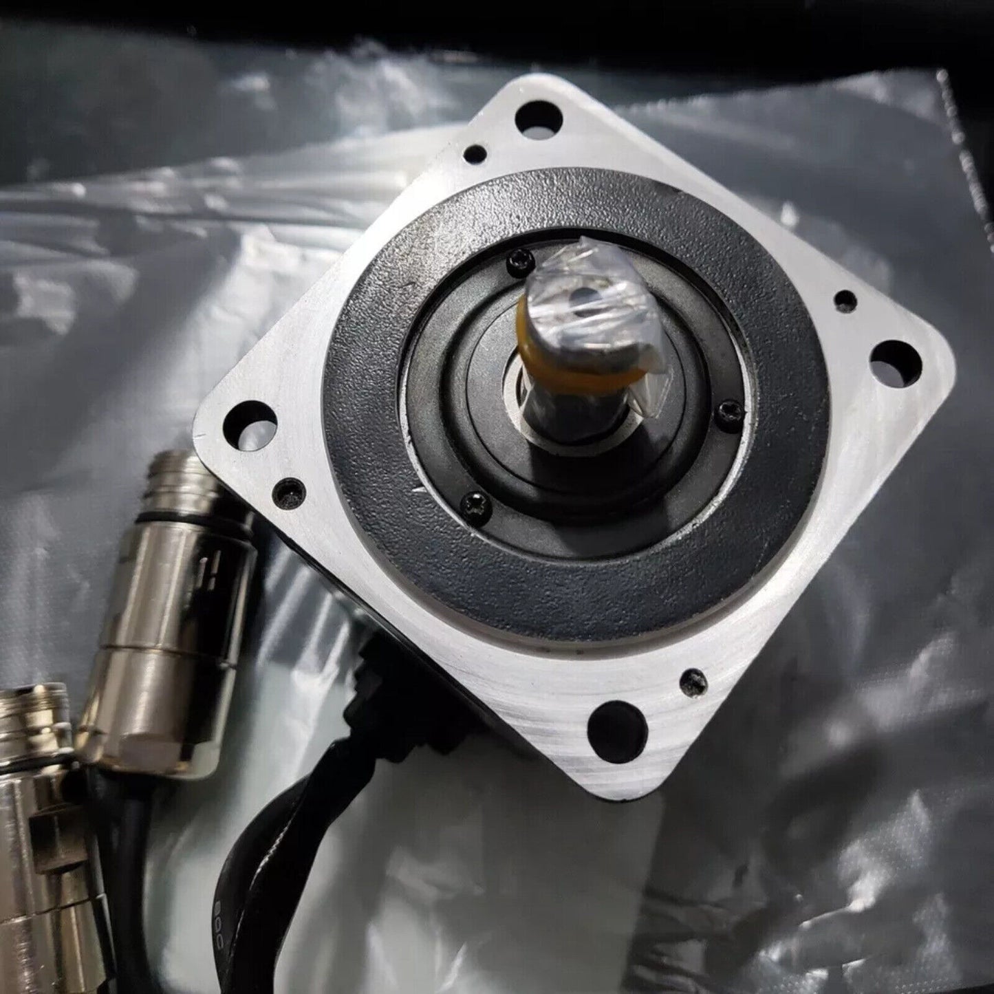 YASKAWA SGMPH-04AAE41D Servo Motor, industrial automation part, with black and silver components