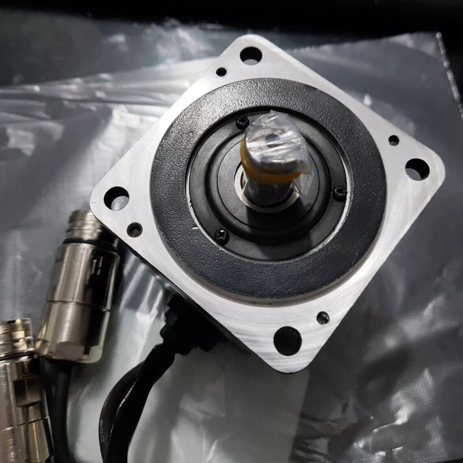 YASKAWA SGMPH-04AAE41D Servo Motor, industrial automation part, with black and silver components