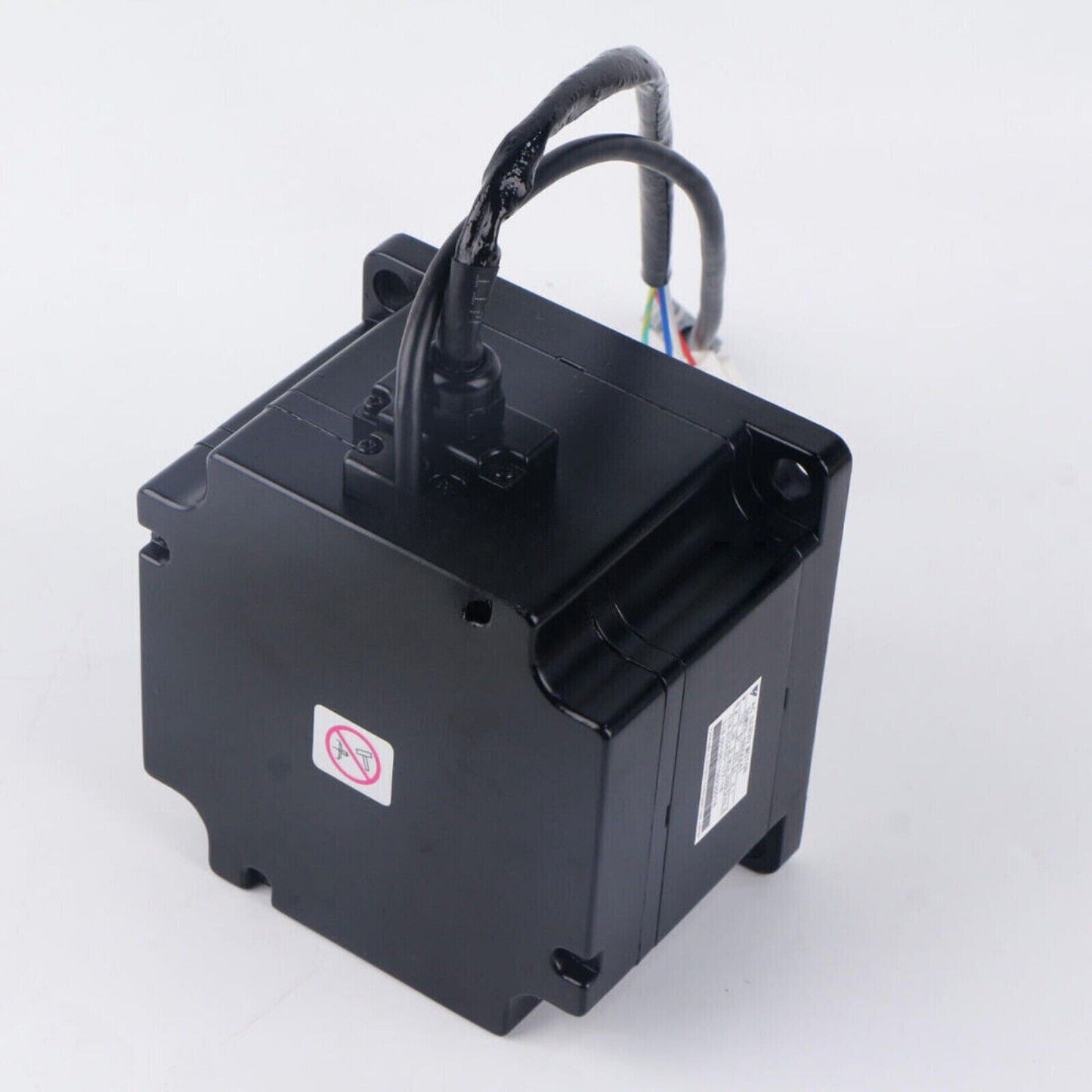 YASKAWA SGMPH-08AAA41 servo motor, industrial automation part with cable and connector, black housing, new.