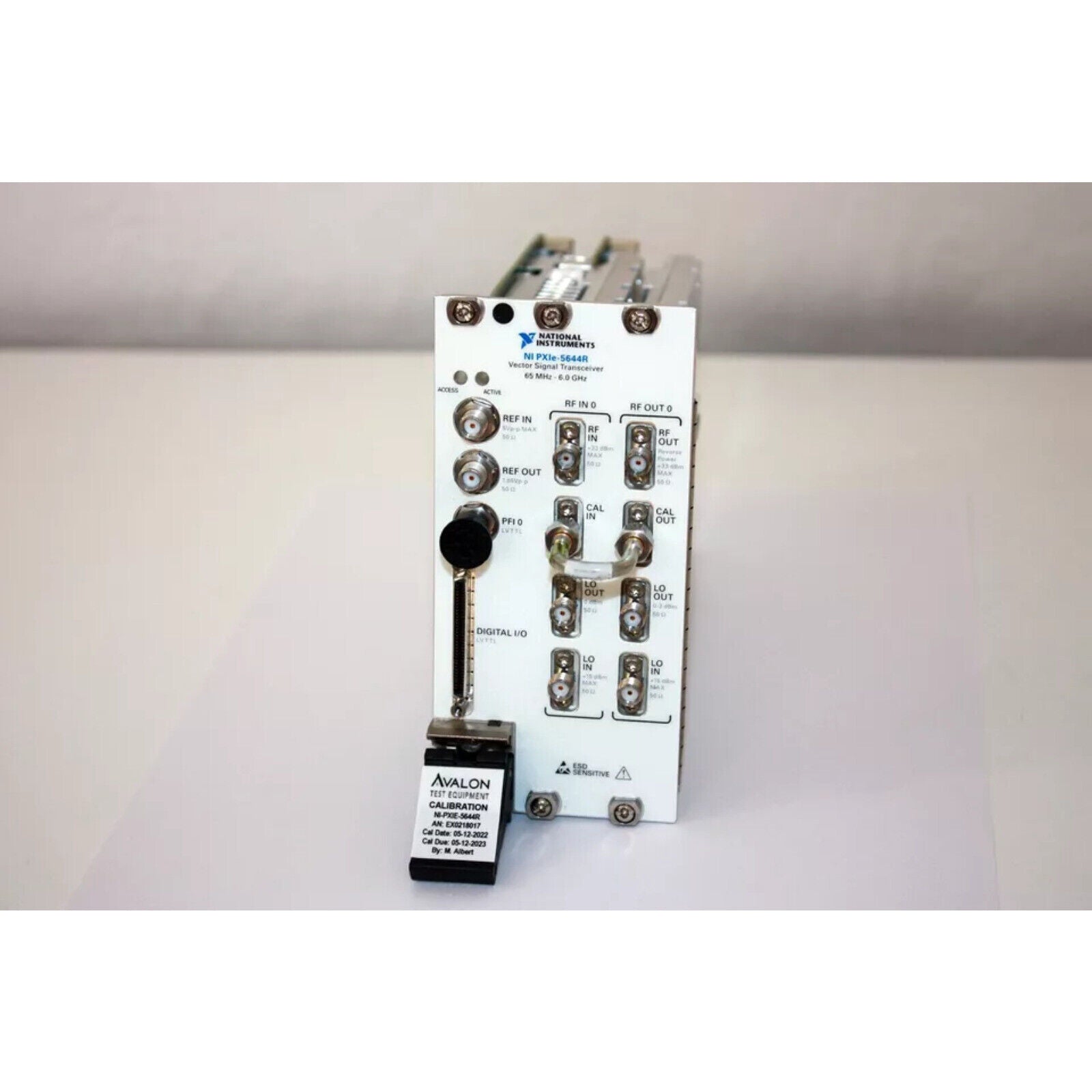 National Instruments PXIe-5644R vector signal transceiver, featuring RF ports, digital I/O, and calibration details.