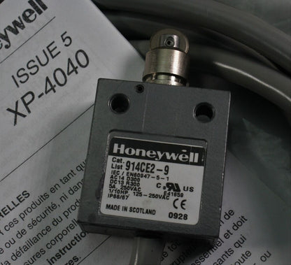 One Honeywell 914CE2-9 Microswitch SPDT Roller Plunger 9-ft Cable Scotland NEW