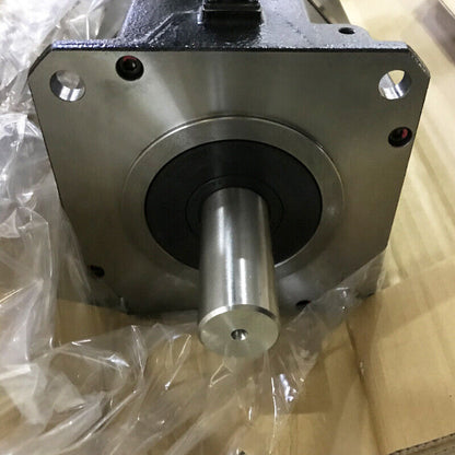 FANUC A06B-0215-B200 Servo motor, new industrial automation part with steel shaft and mounting plate.