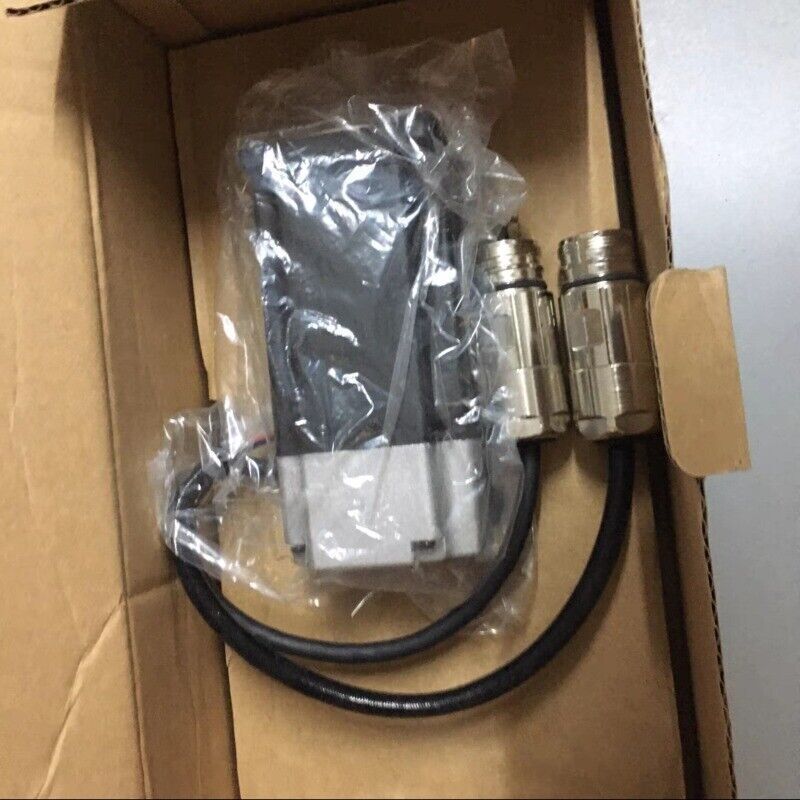 Omron R7M-A40030-S1-D Servo motor in box, new condition, industrial automation part.