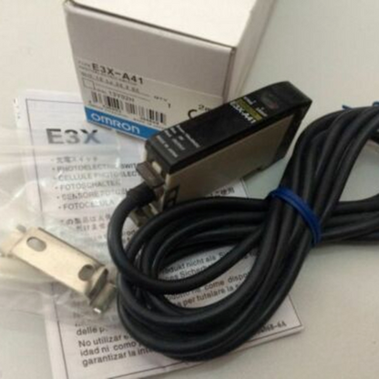 Omron E3X-A41 photoelectric sensor, black body and cable, new, fast shipping