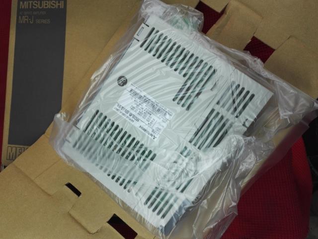 Mitsubishi MDS-B-SVJ2-04 Servo Drive Unit in box, industrial automation parts. Close-up view of the new MDSBSVJ204 amplifier