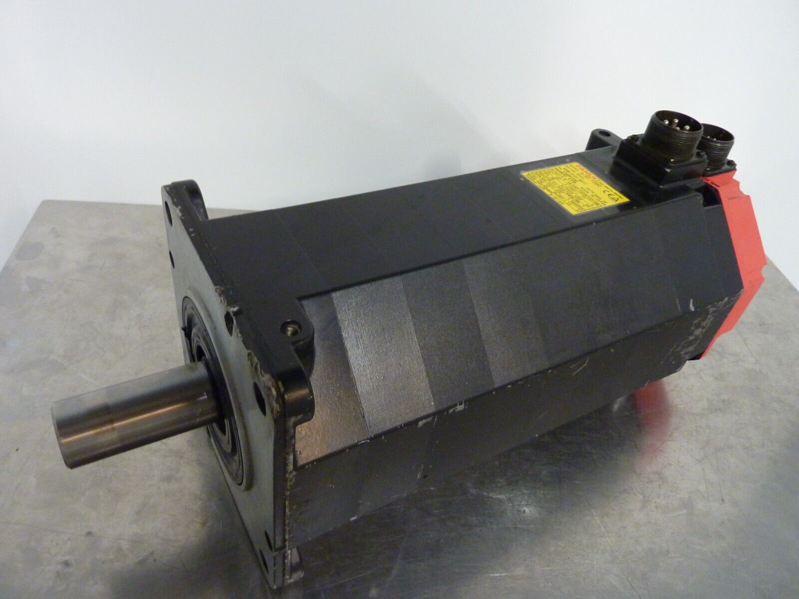 Fanuc AC Servo Motor A06B-0151-B077, industrial automation equipment, black and red color, with a metal shaft, 3.3kW 1200RPM