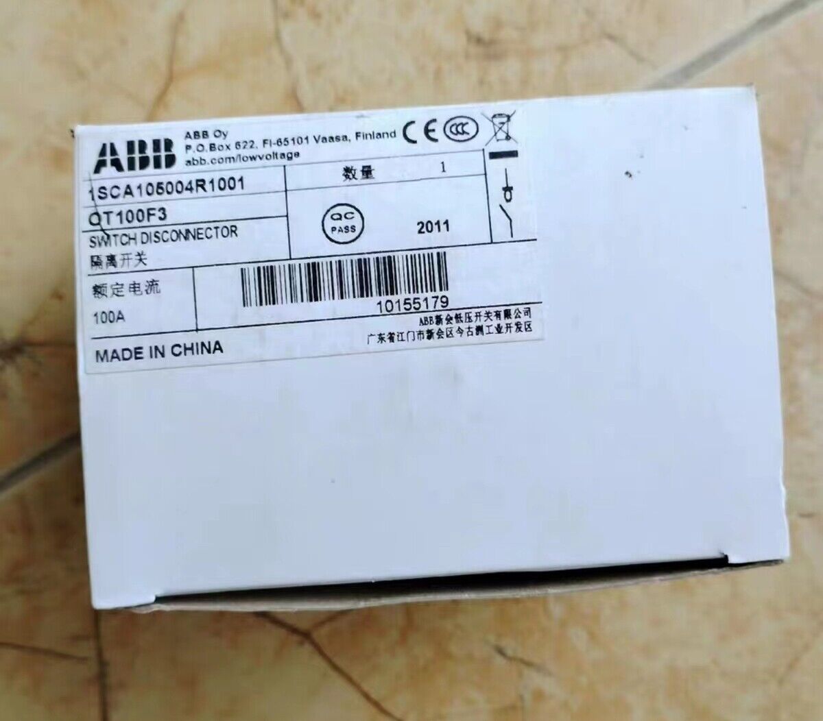 ABB OT100F3 switch disconnector 3P 100A product box, featuring product details and specifications.