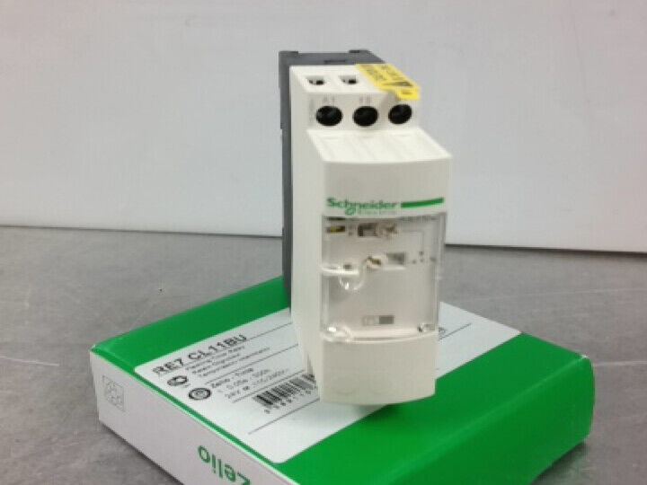 Schneider Electric RE7CL11BU Relay on green box, industrial automation part