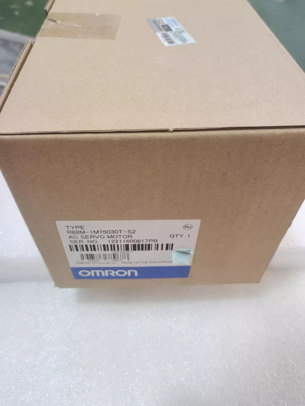 Omron R88M-1M75030T-S2 AC Servo Motor in cardboard box, New In Box