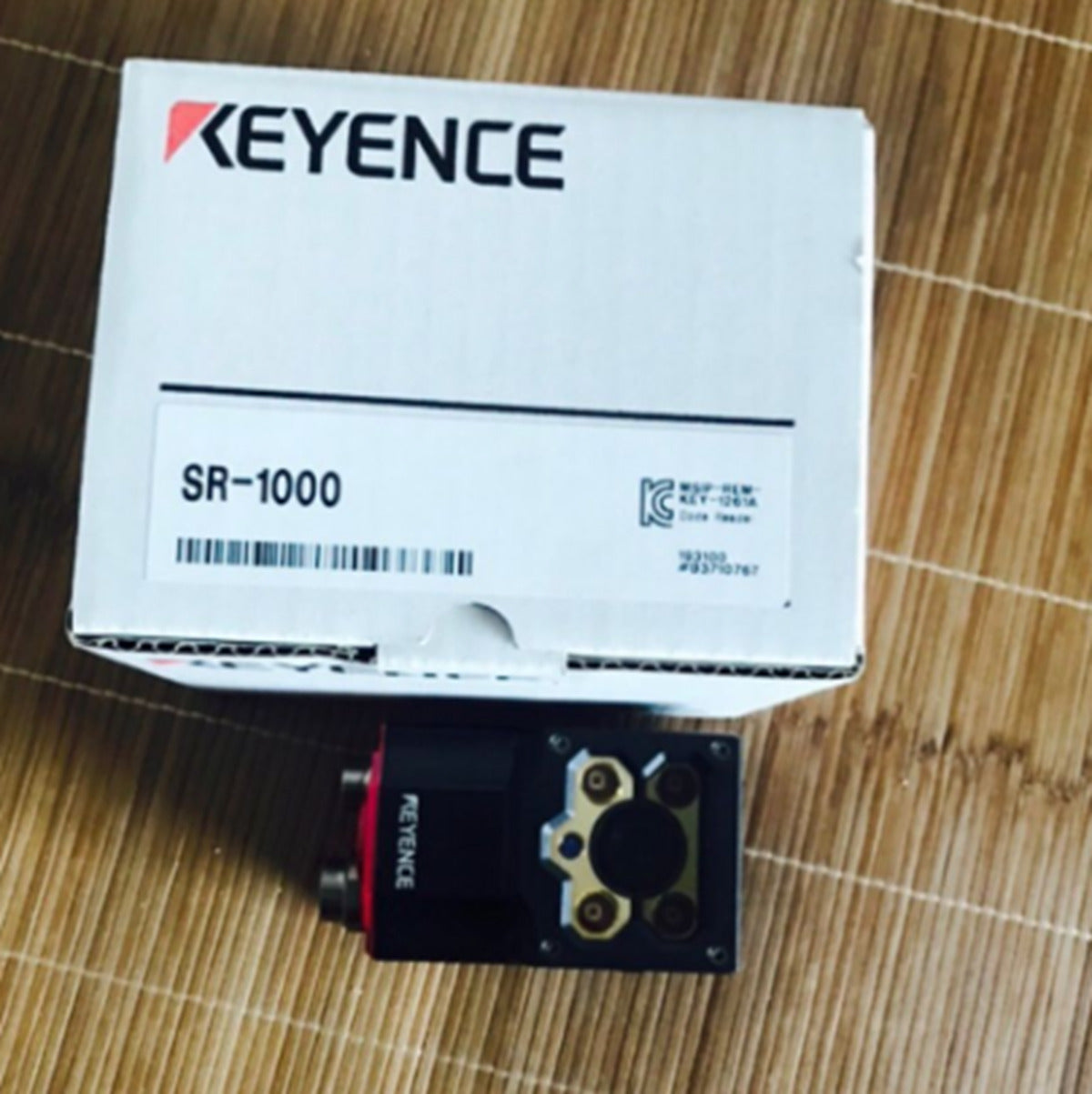 KEYENCE SR-1000 automatic focus code reader, new industrial sensor for automation.